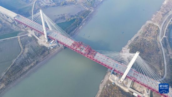 這是合龍后的巢馬城際鐵路馬鞍山長江公鐵大橋副汊航道橋（12月26日攝，無人機(jī)照片）。