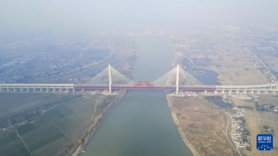 這是合龍后的巢馬城際鐵路馬鞍山長江公鐵大橋副汊航道橋（12月26日攝，無人機(jī)照片）。新華社記者 劉軍喜 攝