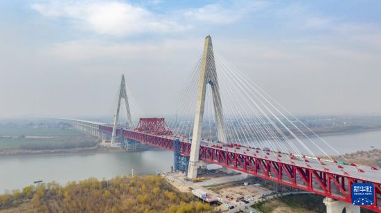 這是合龍后的巢馬城際鐵路馬鞍山長江公鐵大橋副汊航道橋（12月26日攝，無人機(jī)照片）。新華社發(fā)（劉玉才攝）