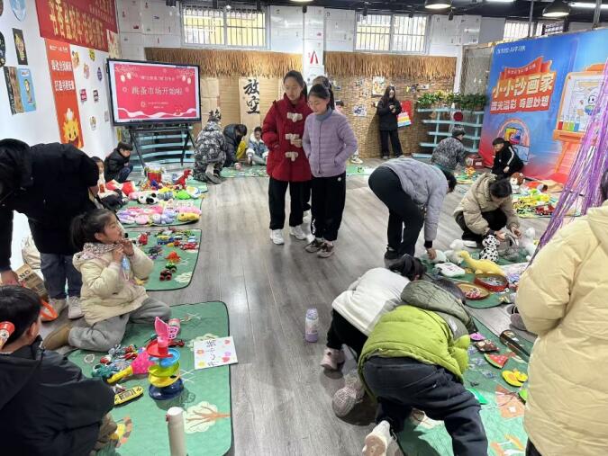 亳州新華書店譙陵路店的“攤主”們席地叫賣商品。